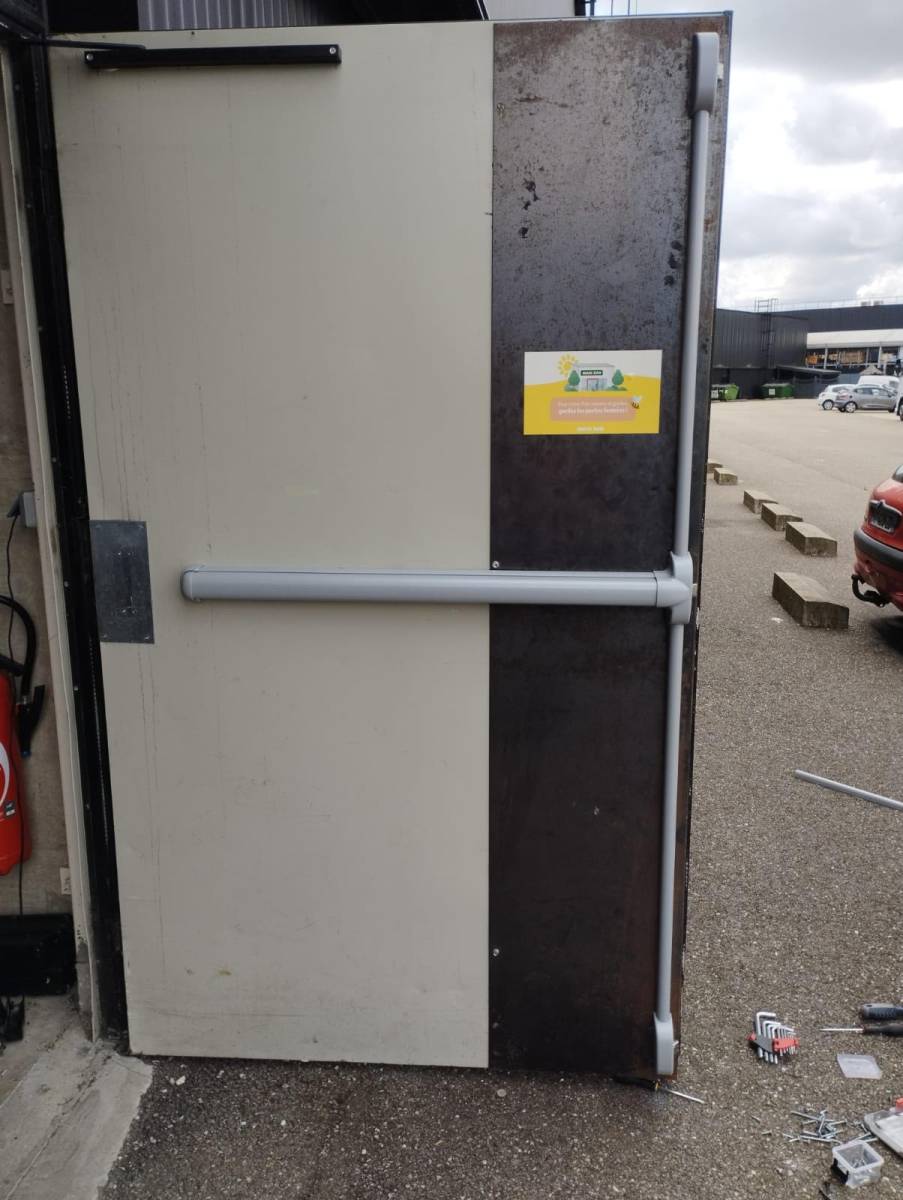 Pose d'une porte securisée dans un garage a Canejan proche bordeaux