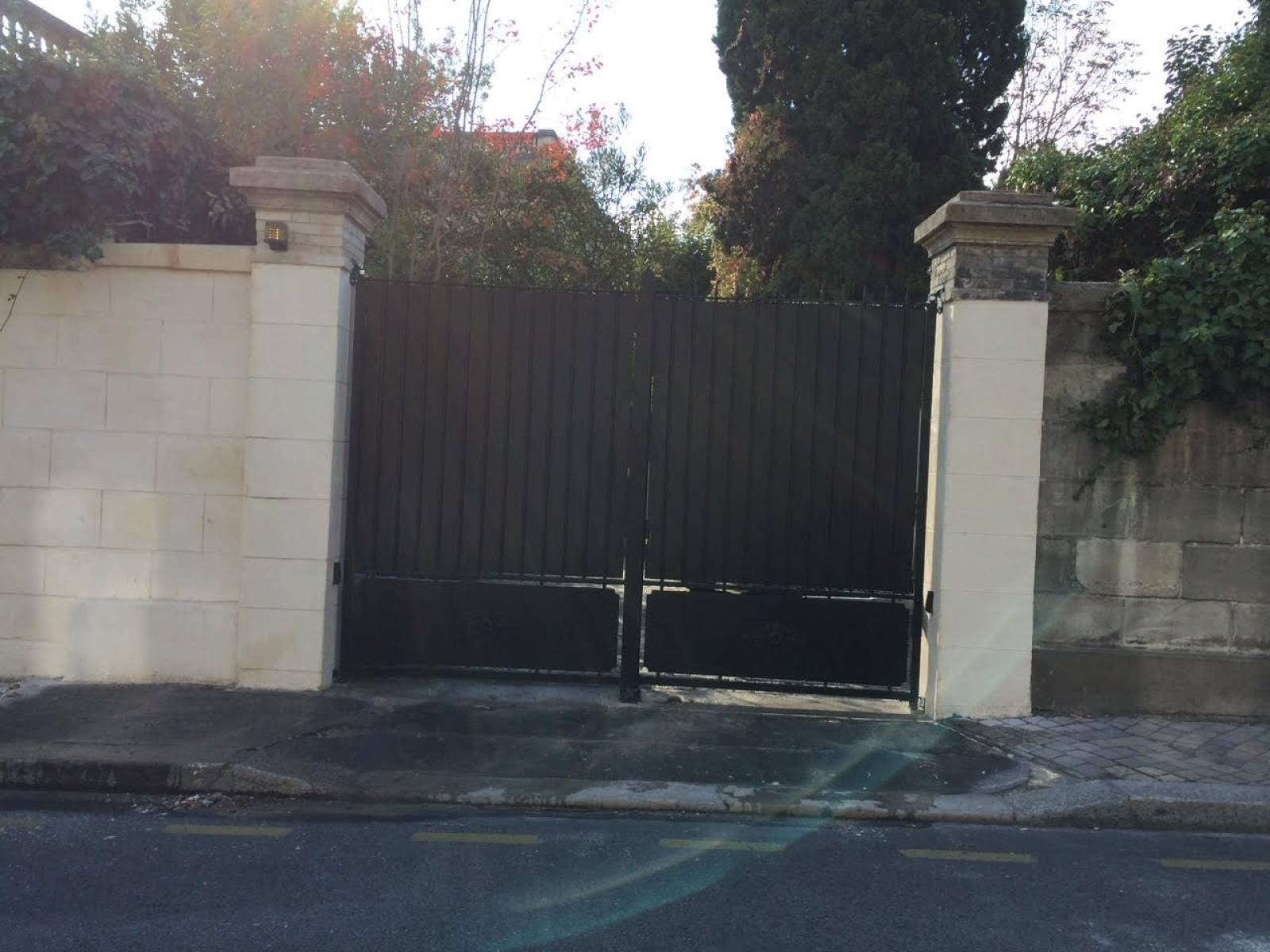 Installation portail electrique sur mesure en fer pour une maison à Canejan