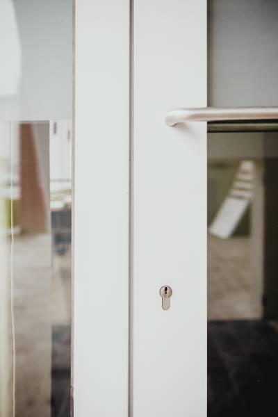 Remplacement vitre de porte d'entrée à Cestas : serrurier-vitrier, verre trempé ou armé